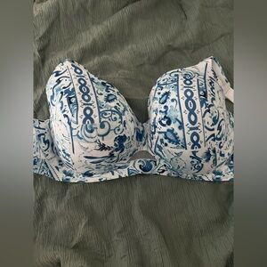**NEW** Cacique Blue and White Patterned Bra 48DD
